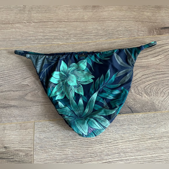 O’Neil Small - Picture 2 of 3